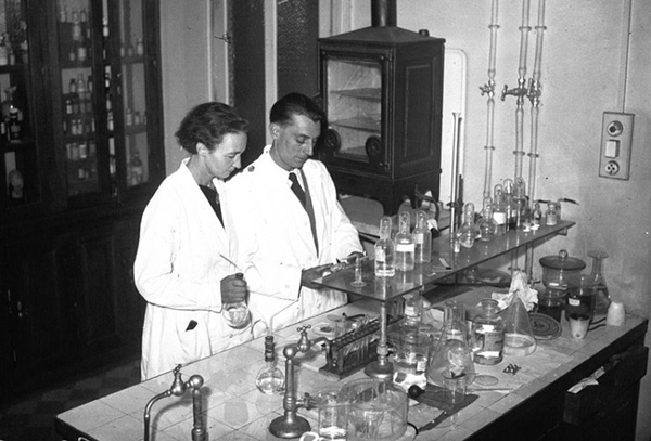 Photo d'Irène et de Frédéric Joliot-Curie dans leur laboratoire