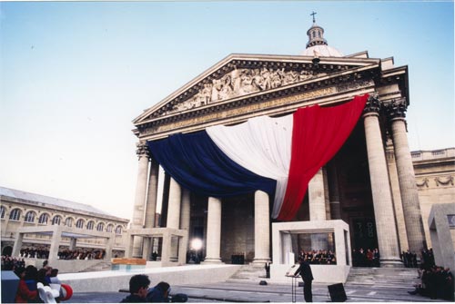 Photo de la cérémonie de transfert des cendres de Marie-Curie au Panthéon en 1995