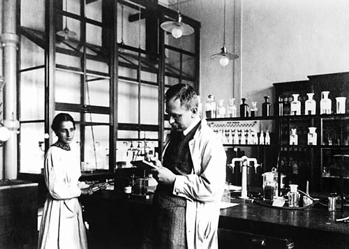 Otto Hahn et Lise Meitner photographiés ensemble dans leur laboratoire en 1918